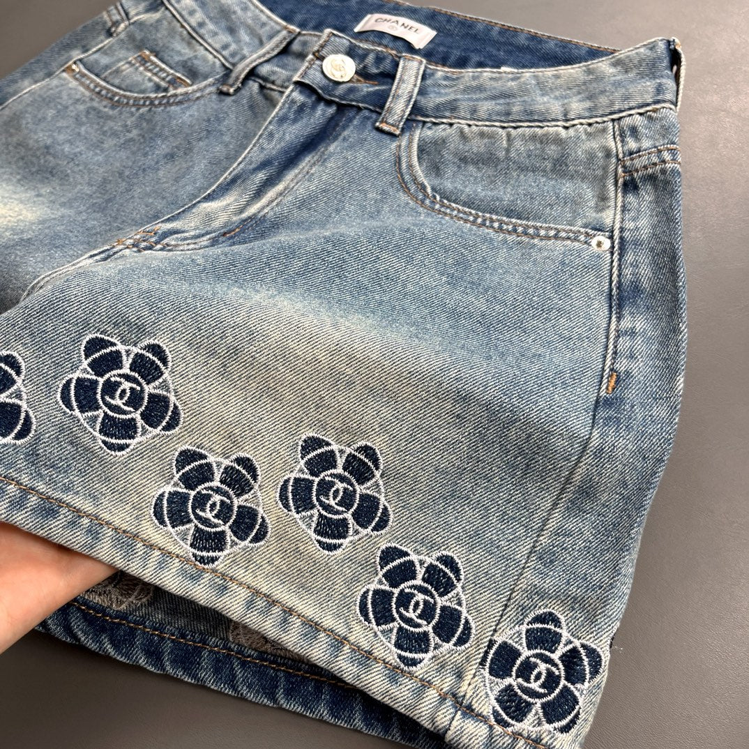Camellia embroidered denim shorts