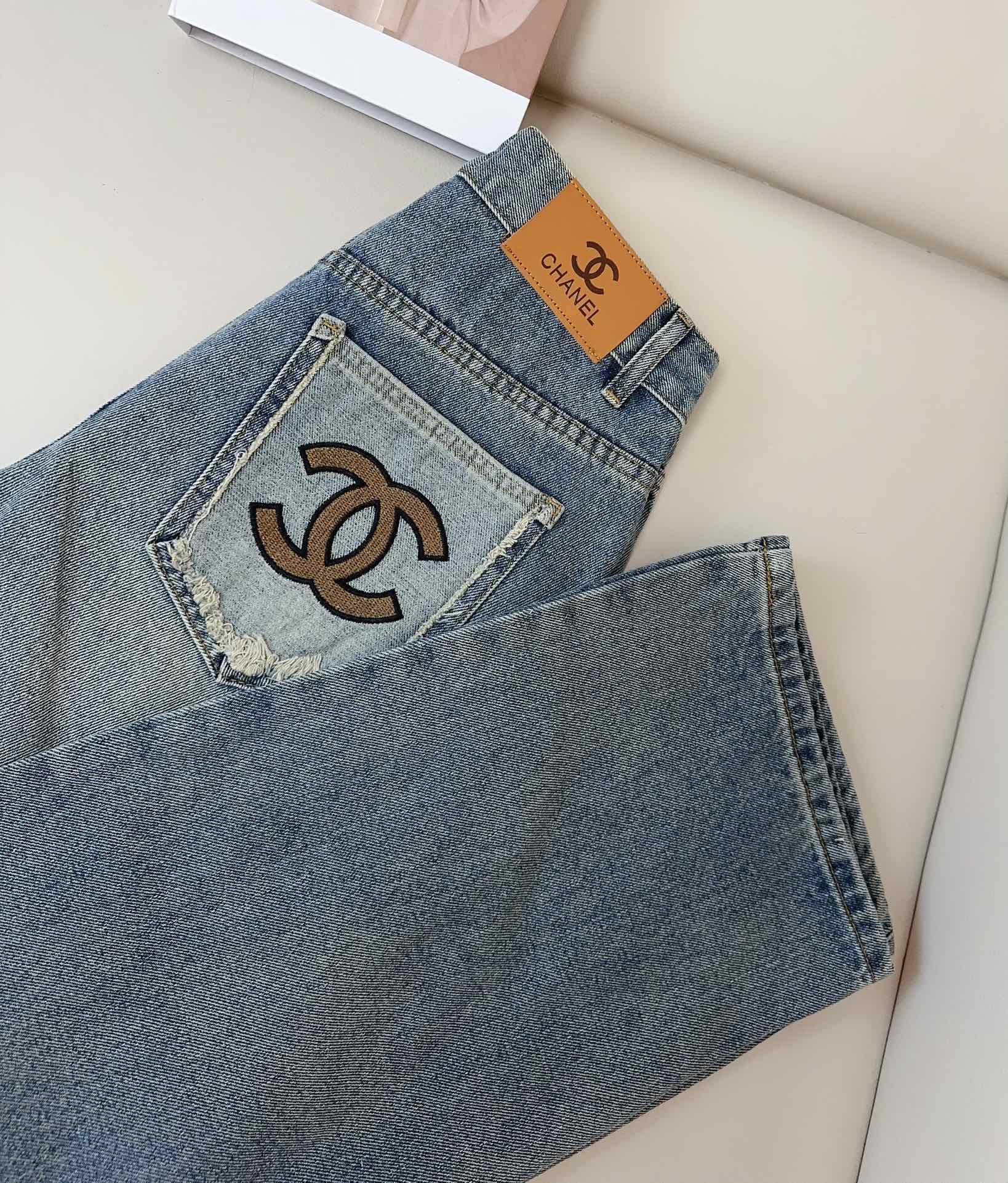 Contrast color embroidered logo jeans