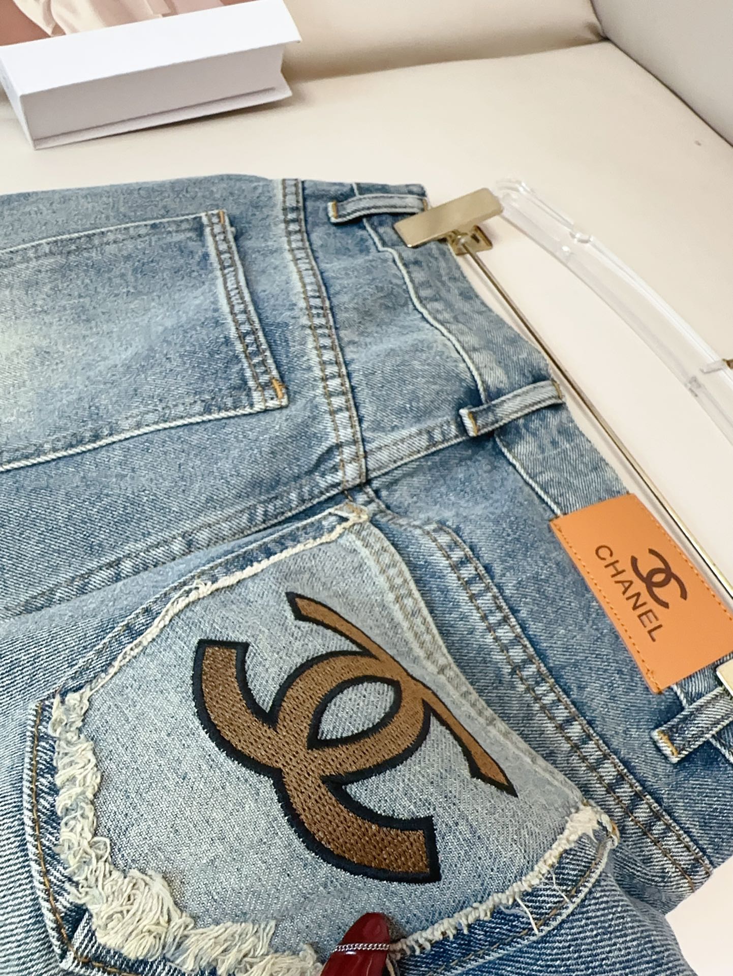 Contrast color embroidered logo jeans
