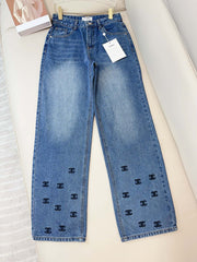 Wide-leg jeans with dense embroidered logo on the hem