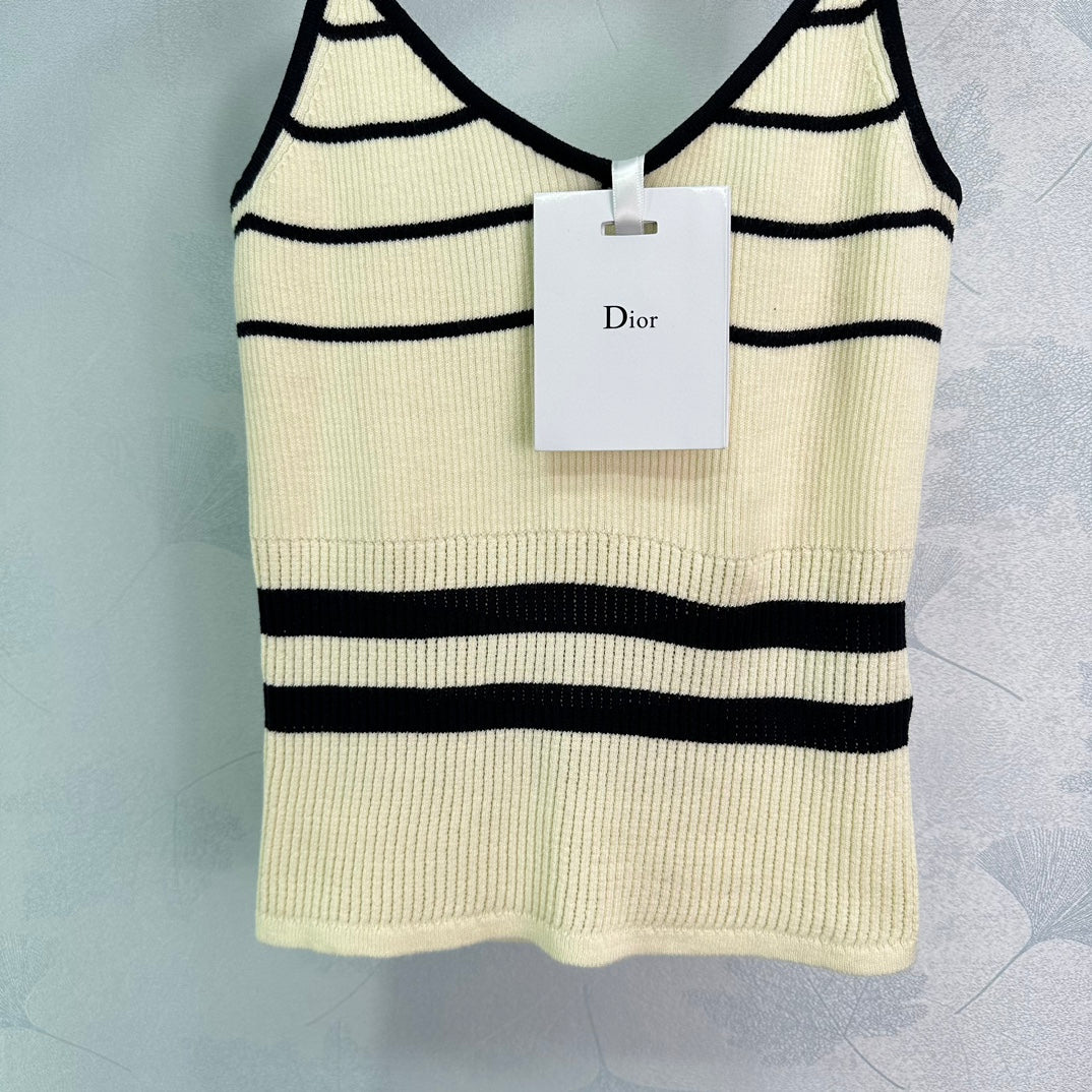 Gilet tricoté à rayures minimaliste