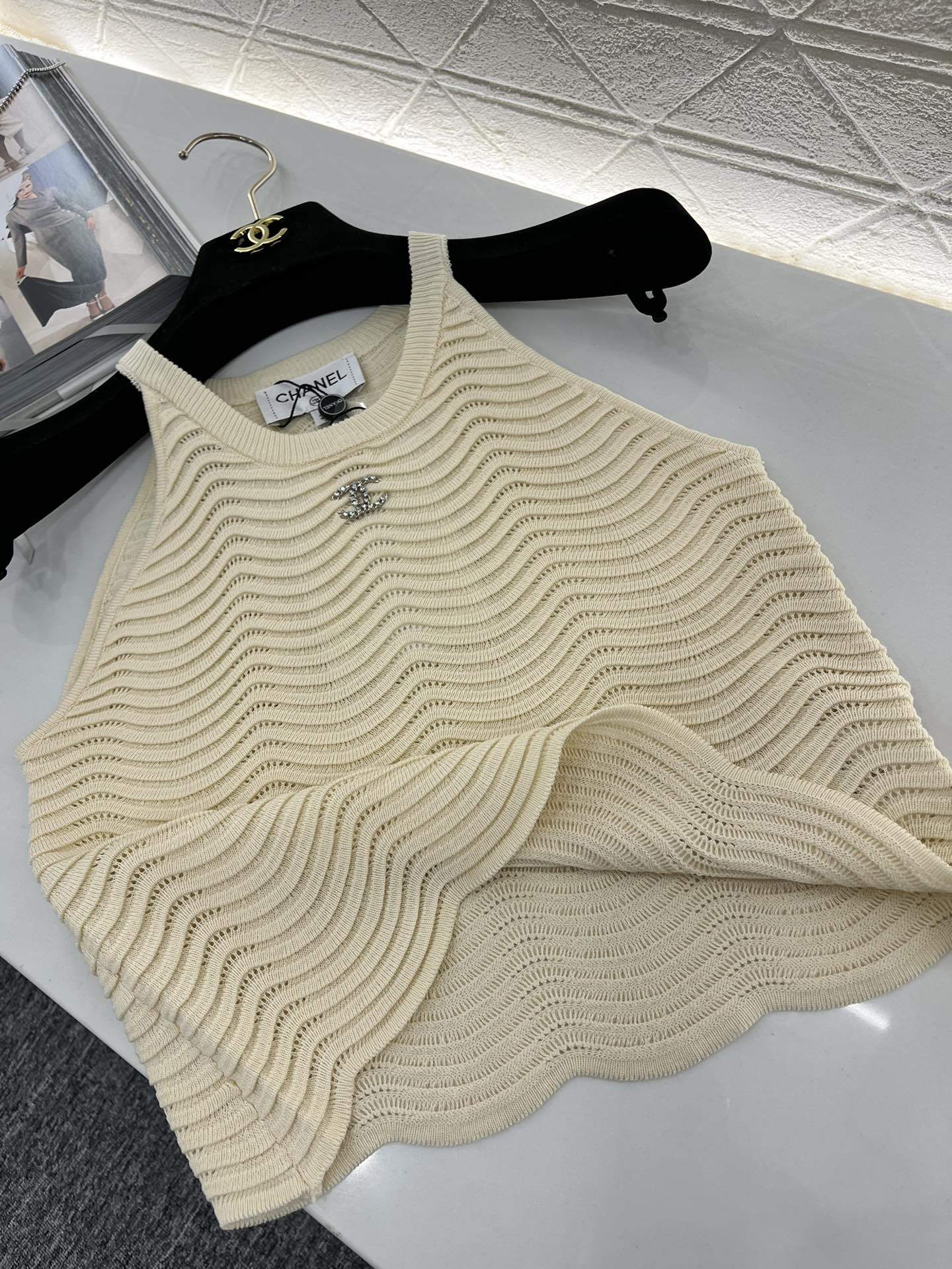 Hollow shoulder knitted vest