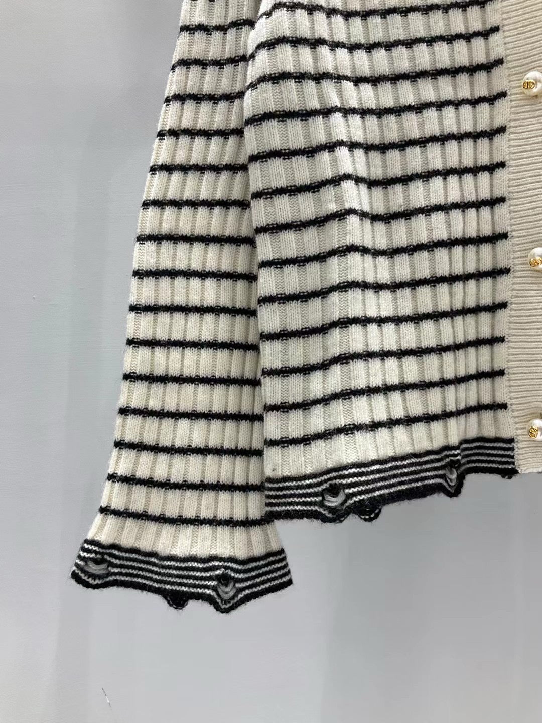Cardigan tricoté à rayures minimalistes