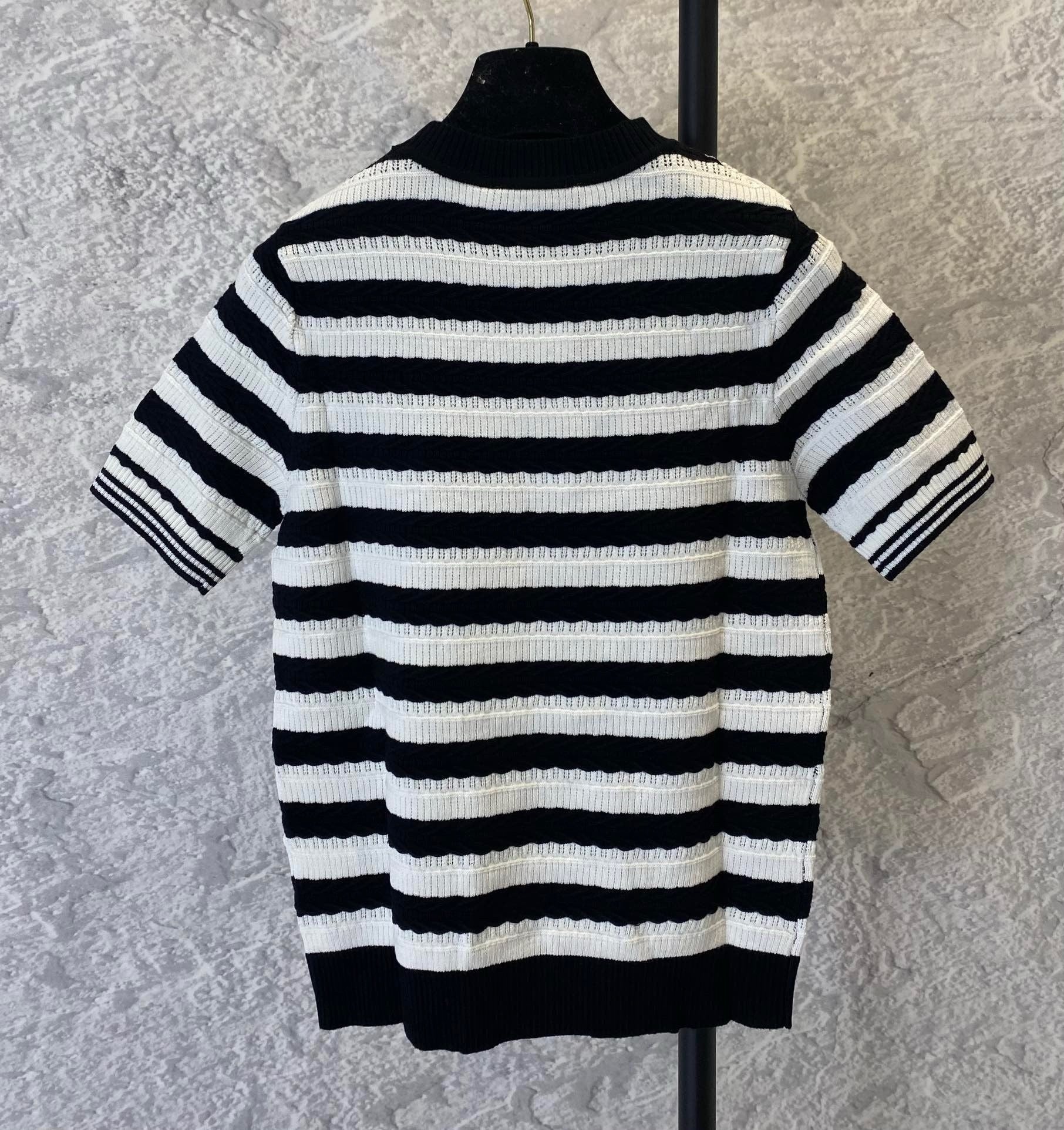 Striped knit short sleeves