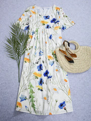 Robe midi blanche à manches courtes plissée avec motif floral jaune et bleu