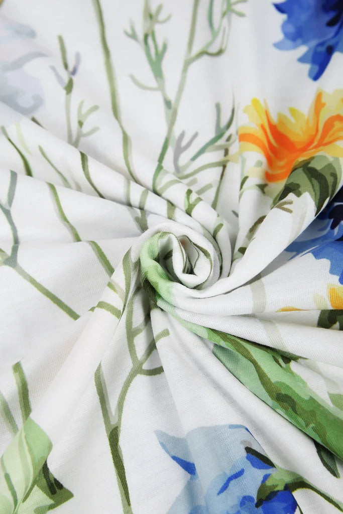 Robe midi blanche à manches courtes plissée avec motif floral jaune et bleu