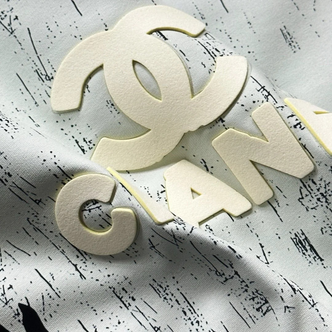 Grand logo en graffiti en trois dimensions imprimé sur un t-shirt décontracté à manches courtes